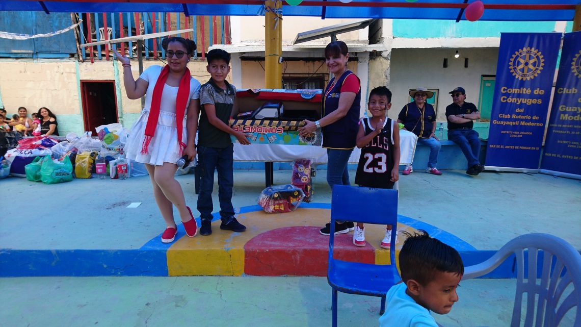 El Comité de Damas del Club Rotario de Guayaquil Moderno, realiza la entrega de juguetes a niños de la Isla Las Cajas, comuna Puerto Libertad. El Comité de Damas del Club Rotario de Guayaquil Moderno, realiza la entrega de juguetes a niños de la Isla Las Cajas, comuna Puerto Libertad.