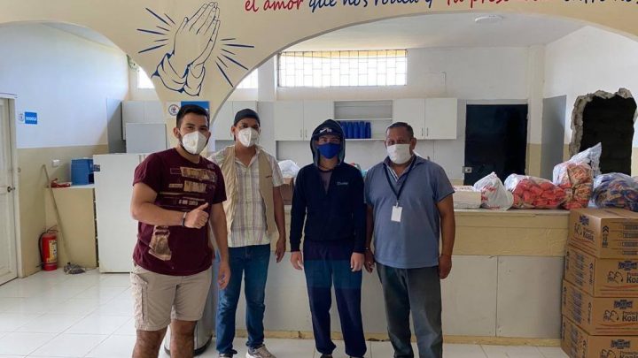 Entrega de alimentos a las fundaciones: Puro Corazón y Hogar de Cristo.